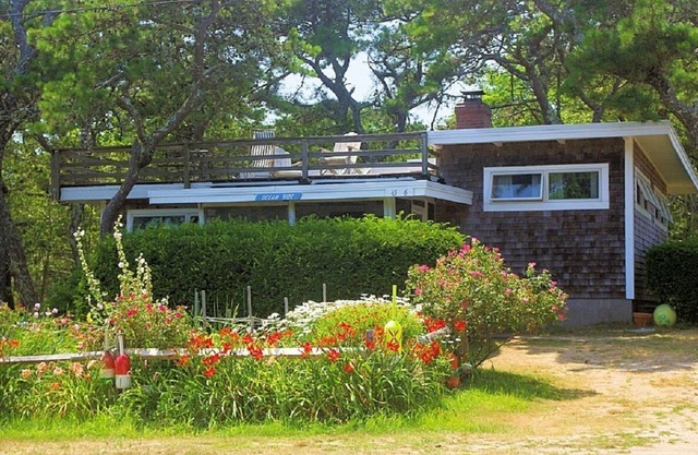 Cottage in Seashore, A/C in each BDRM! 375 Paces to Ocean, 3 BDRMs, 6 people-max