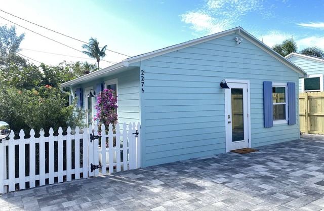 Cottage in the Heart of Downtown Delray Beach! Walk everywhere!