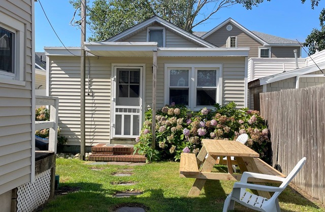 Cottage in the heart of Beach haven!