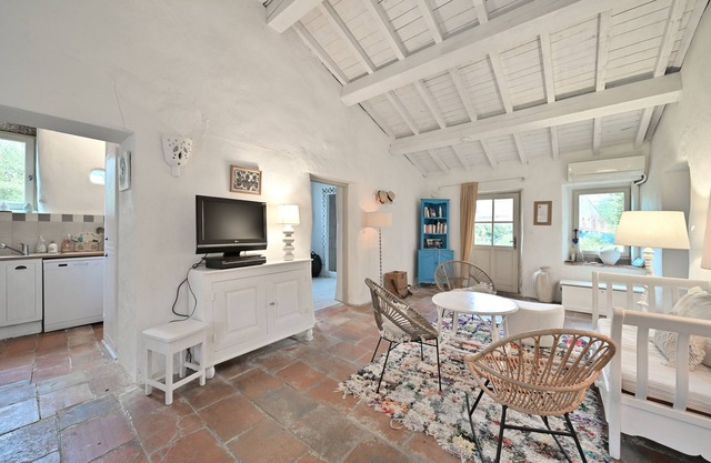 Cottage 'La Maison D'amis Du Chateau' with Shared Pool, Wi-Fi and Air Conditioning