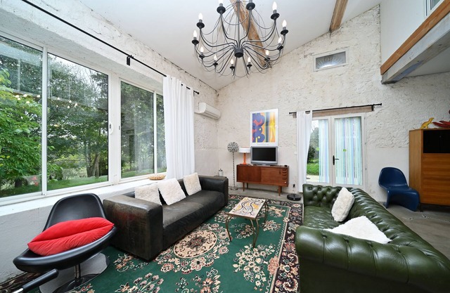 Cottage 'La Maison De Famille Du Chateau' with Shared Pool, Wi-Fi and Air Conditioning