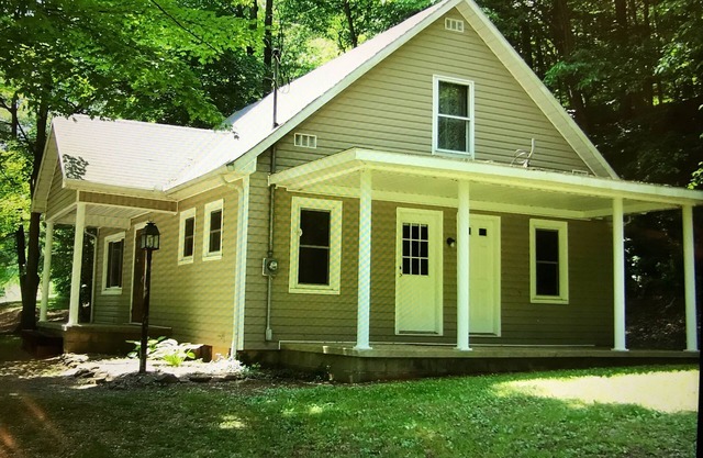 Cottage Near Caves, WiFi, Pool Table, Hot Tub, Grill, Fire Pit, Pet Friendly, TV