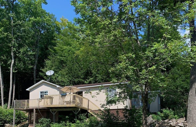 Cottage on a Private Lake, 30 min from Downtown Ottawa