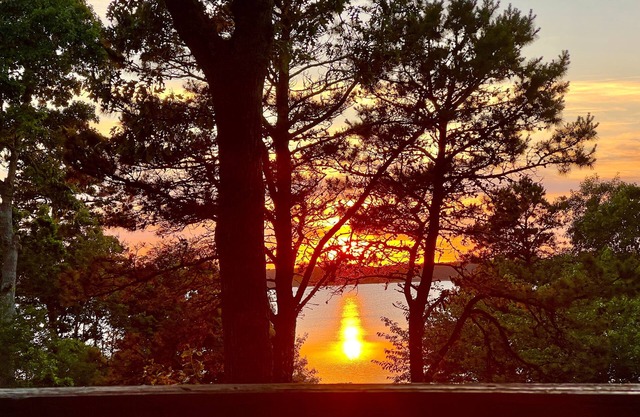 Cottage on Cape Cod & Beautiful Long Pond w/Quick Drive to Ocean
