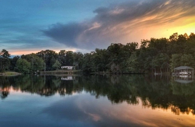 Cottage on Lake Becky