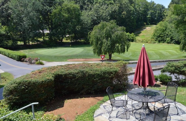 Cottage on the Greens- 2/2 home overlooking #2 green of Blue Ridge course at WCC. A/C, internet