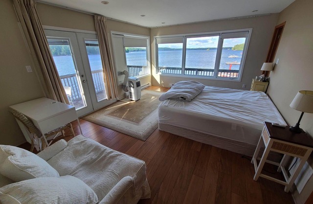 Cottage on the lake! Beautiful 4 bedroom + 3 bath!