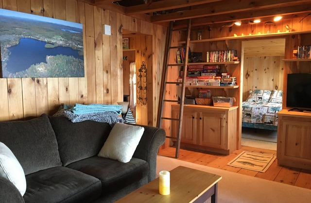 Cottage on the lake! Includes kayaks & rowboat. Relax and listen to the loons!