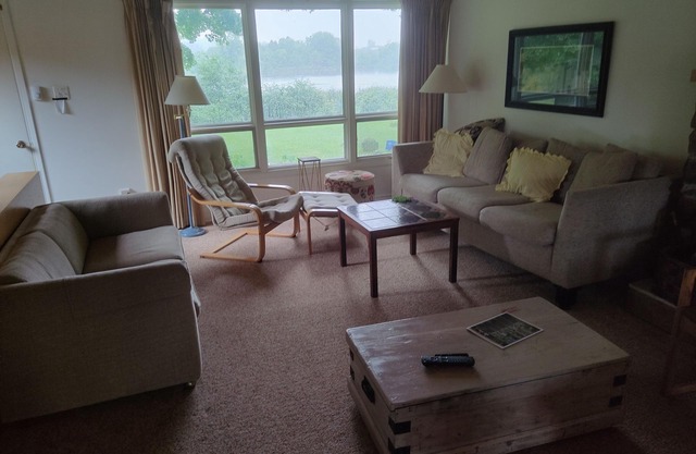 Cottage on the PondnModern furnished 4 bedroom house on a private pond