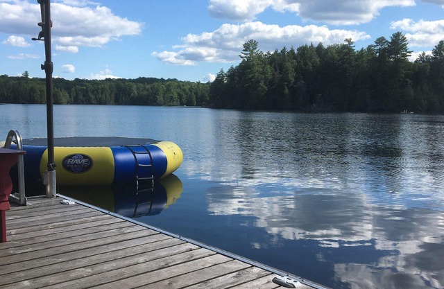 Cottage & Sleeping Bunkies on Stunning Salmon Lake