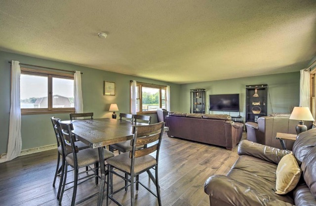 Cottage with Deck Situated on South Center Lake