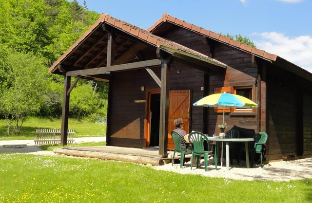 Cottage wooden chalet near Vézelay in the countryside