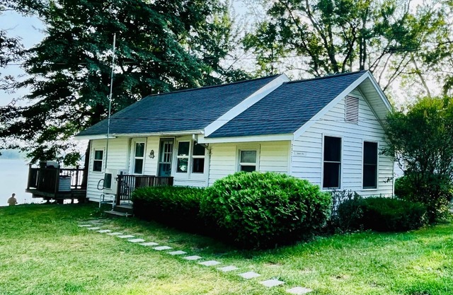 Cottages on Sand Lake - The Cozy Cottage