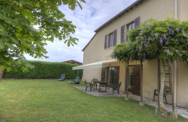 Country cottage with stove, enclosed garden and WIFI