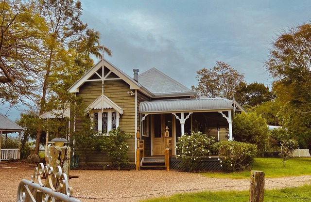 Country charm, exclusive farm retreat - 3 houses (21 pax) 7 minutes to Byron Bay