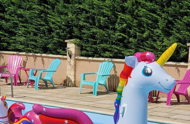 Country cottage surrounded by horses with swimming pool