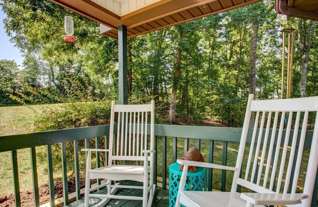 Country Cottage: Cozy Country Cottage Escape, Close to Marshall, Asheville & activities.