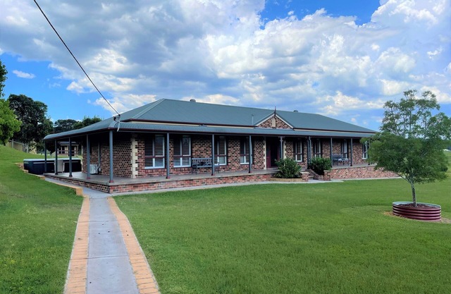 Country Escape with Hunter Valley Wine/Dine within minutes, PLUS a Spa!