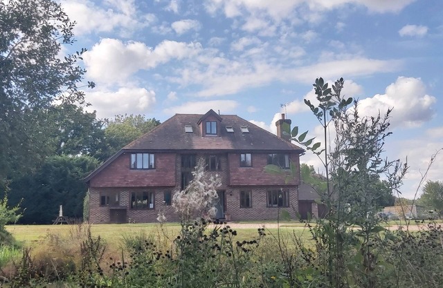 Country Farmhouse sleeps 2- 24.7 bedrooms. + Annex.Just over an hour from London