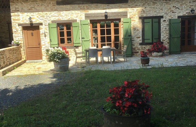 Country house with garden and terrace. Single-storey house.