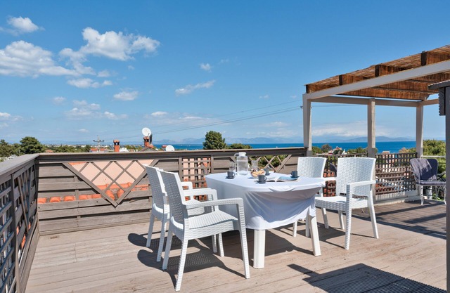 Country House 'Beach Family House In Artemida' with Sea View, Wi-Fi and Air Conditioning