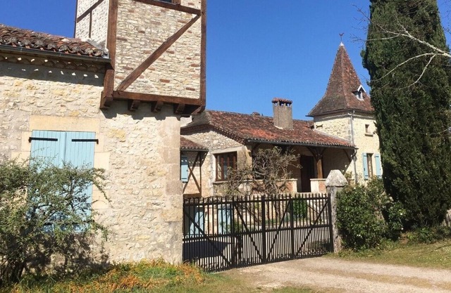 Country house in courtyard with private pool & grounds