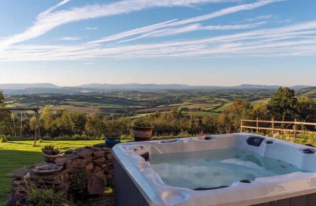 Country House with Amazing Views, Hot Tub, Sleeps 14