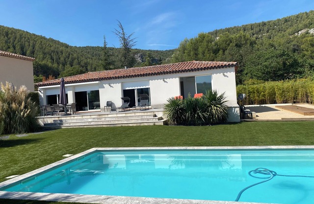 Countryside, 20 minutes from the sea! Villa, swimming pool, pétanque court, summer kitchen.