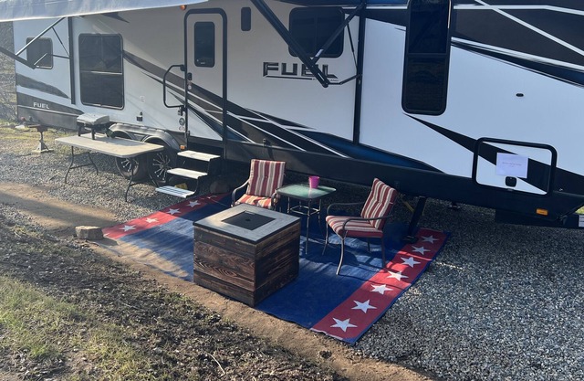 Countryside glamping with mountain views