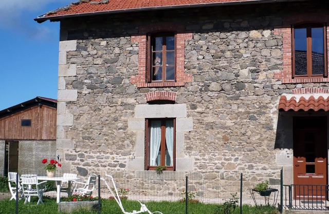 Countryside Retreat: Cozy 1BR Cottage, Farm Visit, Private Garden, Near Saint-Etienne