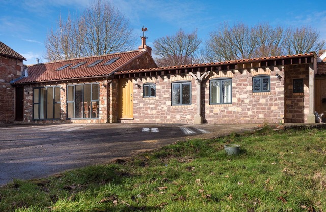 Countryside retreat with stunning views & pool