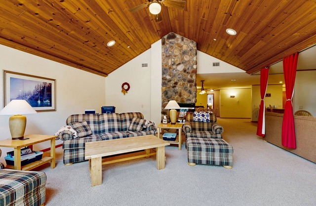 Course View Condo, with Jetted Tub, Fireplace, Shared Pool & Resort Amenities