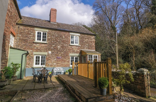 COURT HOUSE COTTAGE, pet friendly, with open fire in Blakeney