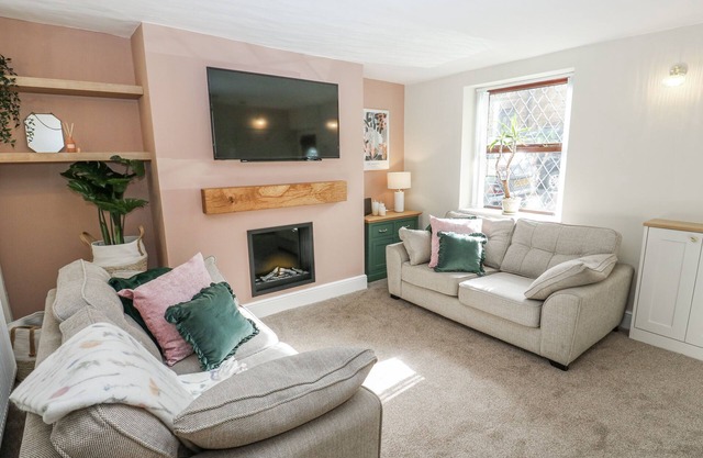 COURT STREET COTTAGE, family friendly, with a garden in Uppermill