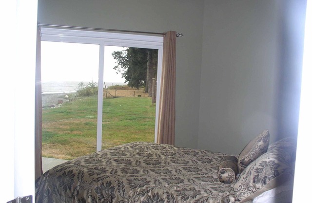 Courtenay Walk-On Oceanfront Cottage (A) at Udina Bay Vancouver Island