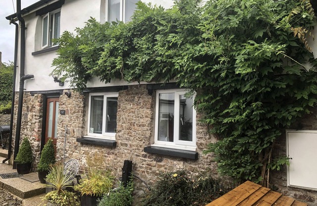 COURTYARD COTTAGE, with a garden in Chittlehampton