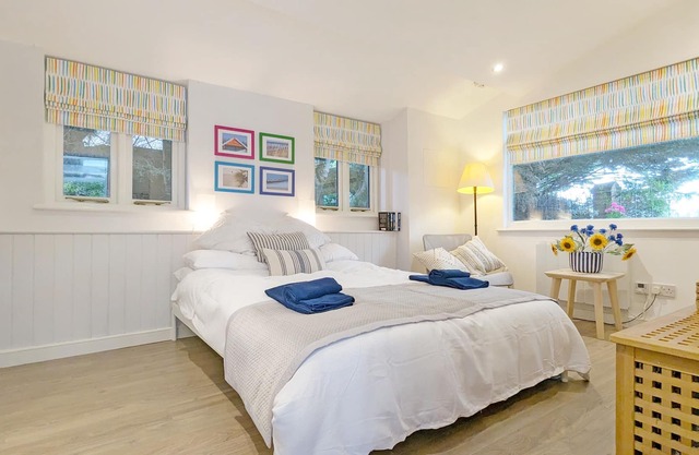 Courtyard Studio - West Ashling - sleeps 2 guests in 1 bedroom