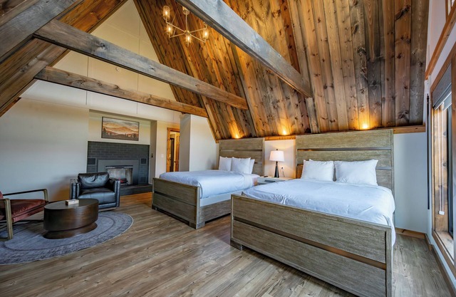 Cove Creek Lodge: 201 Poolside Double Queen Fireplace Room