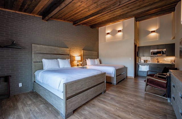 Cove Creek Lodge: 203 Poolside Double Queen Room