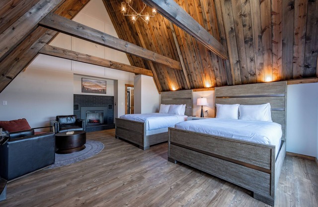 Cove Creek Lodge: 204 Poolside Double Queen Fireplace Room