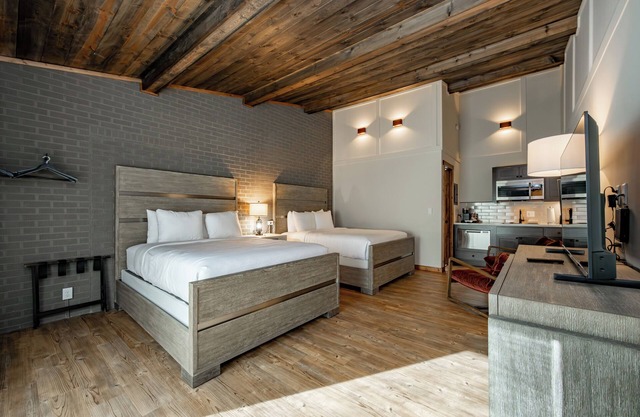 Cove Creek Lodge: 213 Dog Friendly Double Queen Room