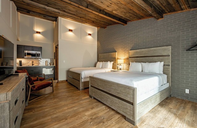 Cove Creek Lodge: 215 Standard Double Queen Room