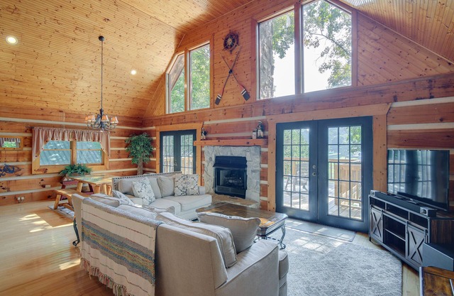 'Cove Life at Tellico Lake' Cabin w/Hot Tub, Dock