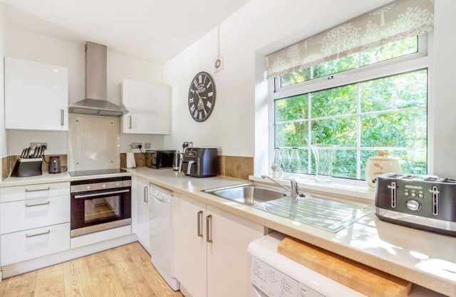 Cowbridge Cottage with shared swimming pool