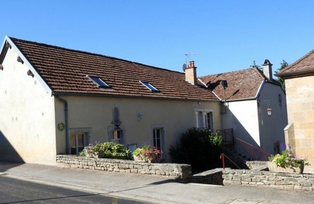 Cozy Gîte in Village Center, 2 Bedrooms, Convertible Sofa, Easy Access, Shared Yard
