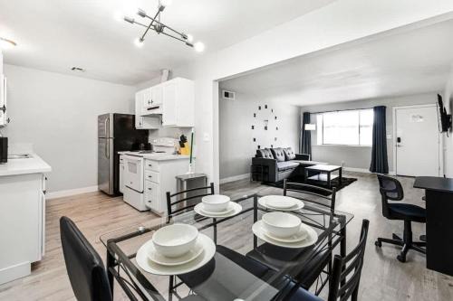 Cozy 1 Bed Sleeps 4! Near Strip Perfect GetAway!