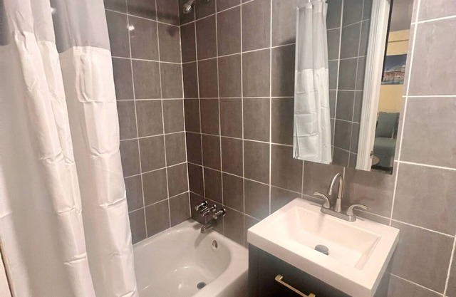 Cozy 1-bedroom apartment in charming Brooklyn with AC, WiFi