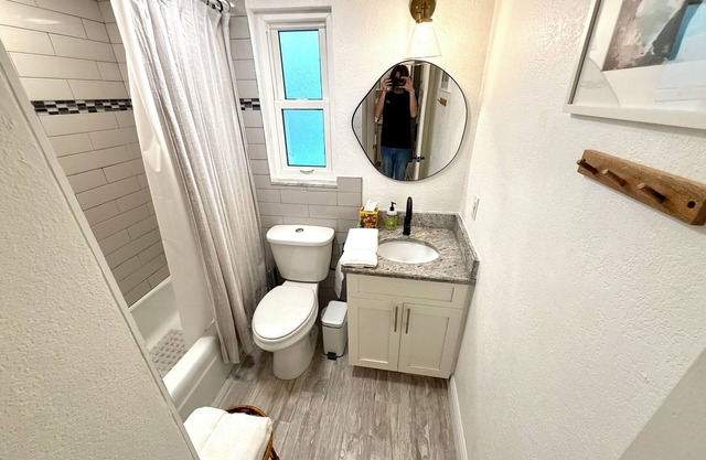 Cozy 1-bedroom apartment in charming Dunedin 2 min walk from downtown