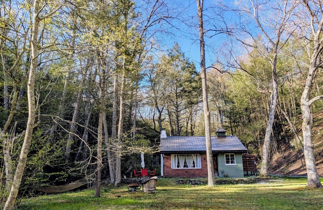 Cozy 1-bedroom cabin with AC, WiFi in lovely Milford, PA