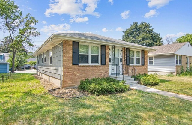 Cozy 1-bedroom Duplex home- Close to Downtown Minneapolis, MOA & MSP Airport.